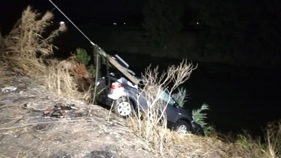 AUTO FINISCE NEL CANALE, SALVATAGGIO LAMPO DELLE GUARDIE FIPSAS